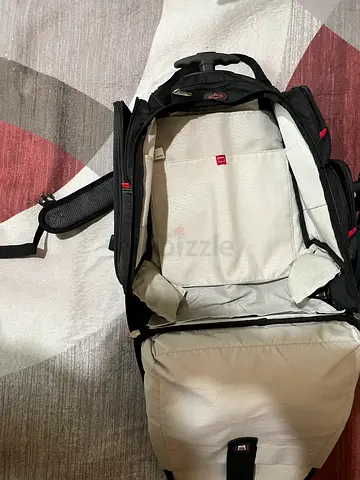 Large laptop backpack with many pockets, suitable for travelling or school.