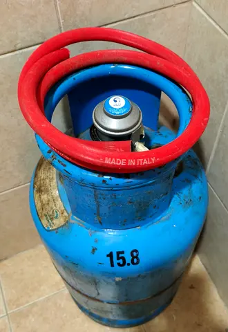 LPG gas cylinder with regulator urgently for sale