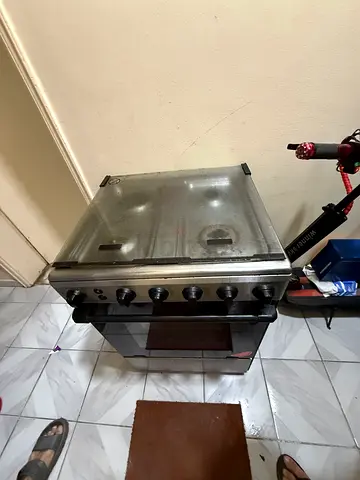 Used freestanding gas oven with 4 burners and glass top