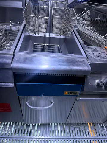 1 Tank 2 Buckets Gas Fryer in excellent condition