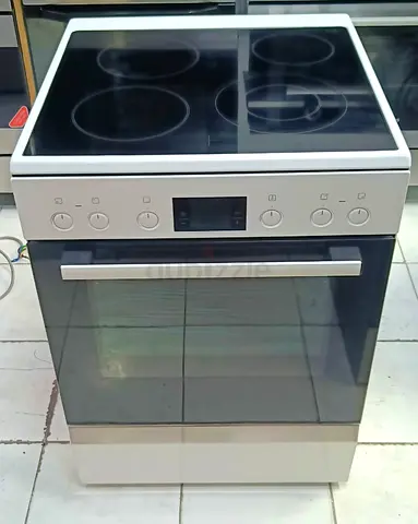Electric Ceramic Hob Cooker with Oven - Good Condition white color