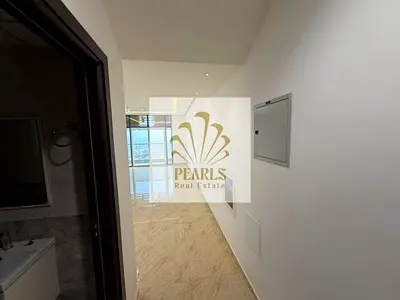 للإيجار السنوي بالنعيمية 3 عجمان قرب دوار فيرونا، 3 غرف وصالة ببرج راقي، 2 حمام، بلكونة بإطلالة مفتوحة وموقف مجاني. بـ 65 ألف على 4 دفعات.