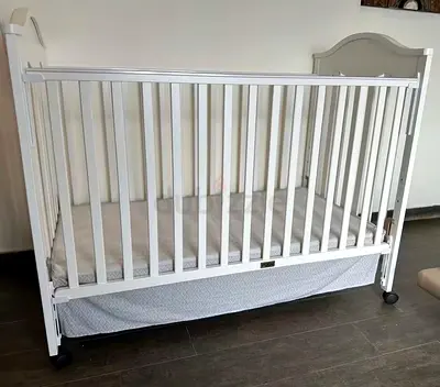 White Wooden Baby Crib with Adjustable Mattress Height