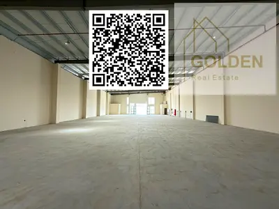 مستودع جديد أول ساكن على الطريق الرئيسي، بارتفاع 10 أمتار، كهرباء 100 كيلو وات، مساحة 8,600 قدم مربع، حمام داخلي، ومساحات واسعة أمامية للتحميل والتنزي