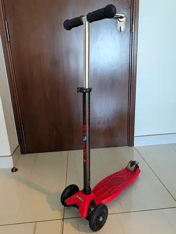 Red three-wheel kids Micro Maxi scooter, adjustable handle