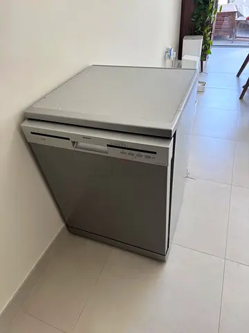 Silver freestanding dishwasher - good working condition