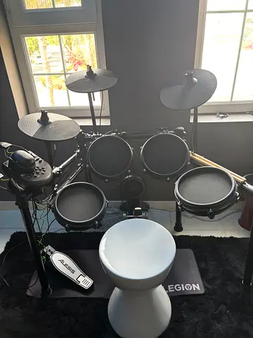 Alesis nitro mesh electronic drum kit