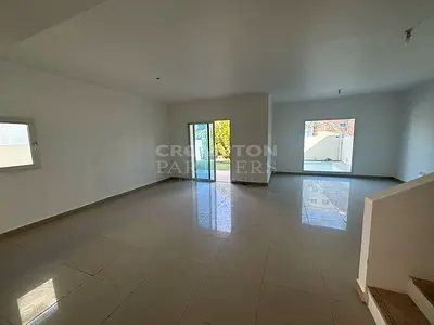 Corner Unit | Single Row | Well Maintained