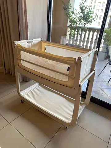 SnuzPod 5 Bedside Crib (Barely Used) + 4 Official Sheets & Mattress
