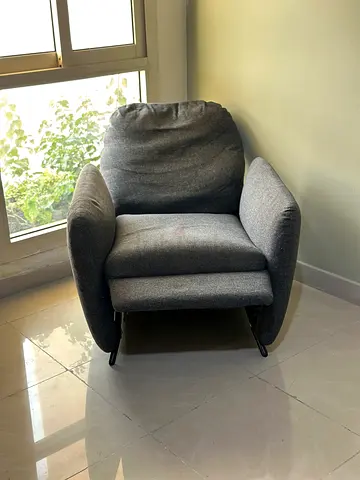 Grey La-Z-Boy Recliner Armchair – Comfortable & Spacious

Comfortable La-Z-Boy recliner armchair in