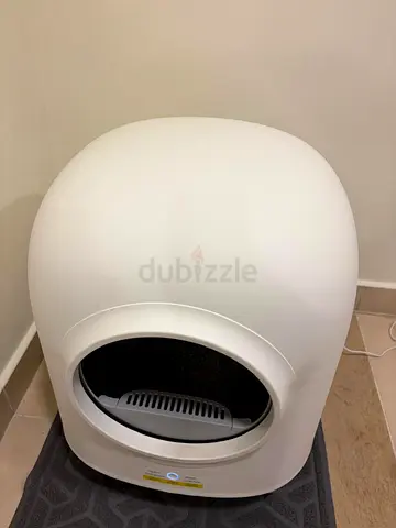 Automatic enclosed self-cleaning cat litter box (used)