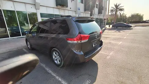 2011 Toyota SIENNA — фото 2