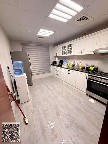 شقة فاخرة VIP مجددة 3 غرف نوم + خادمة | مفروشة بالكامل | مطبخ مطور أمام اتحاد التعاون والأسماك