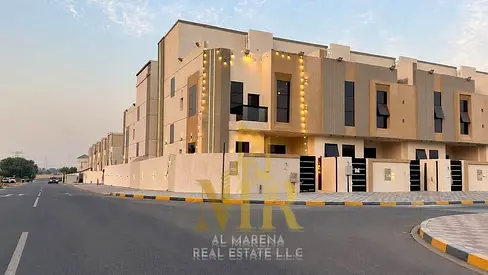 فيلا كورنر مميزة بالقرب من مخرج شارع الإمارات العابر وقريبه من الخدمات | أرضي وأول وروف ~4 غرف نوم ماستر | مساحه أرض 2,300 قدم² ~ السعر شامل الرسوم في