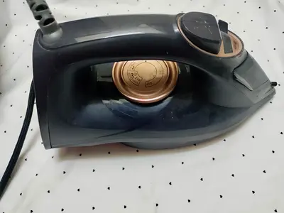 Geepas Steam Iron - Working, good condition soleplate
