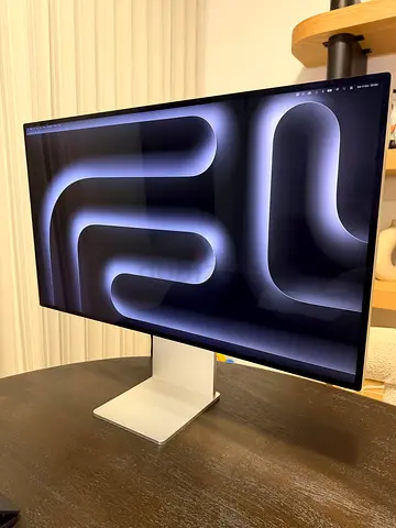Apple Pro Display XDR 32” Retina 6K + Apple VESA Adapter + Third-Party VESA Stand