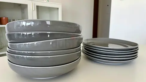 Dinnerware set West Elm (12 pieces) Dinner Plates & Large Bowls - Excellent Condition