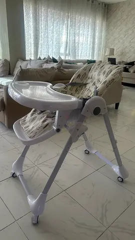 Adjustable Chair for Baby with Tray and Baby bed with storage area in a ver good conditions