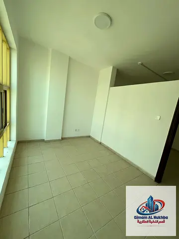 أكبر استديو واسع في المجرة | مقسم لقطعتين | مطبخ منفصل | بناية عائلية | أمام الحديقة والكرنيش