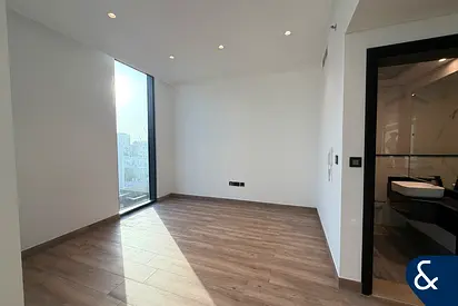 Modern Finish | Spacious 1 Bed | Vacant