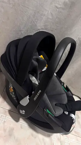 Maxi-Cosi Infant Car Seat Pebble 360— Good Condition
