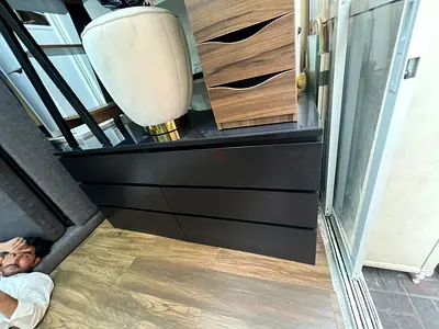 Modern black 6-drawer dresser / chest in good condition