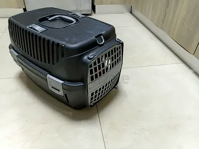 Hard Plastic Pet Carrier / Travel Crate - Good Condition
