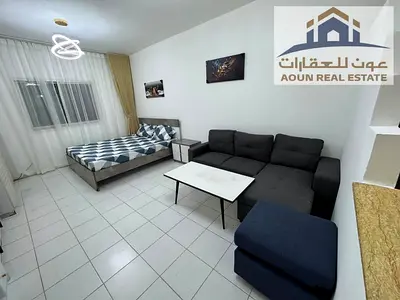 استديو مميز بمطبخ منفصل للإيجار الشهري في التعاون بـ 3,500 درهم (شامل الإنترنت) | متاح للسكن فوراً 🛜
