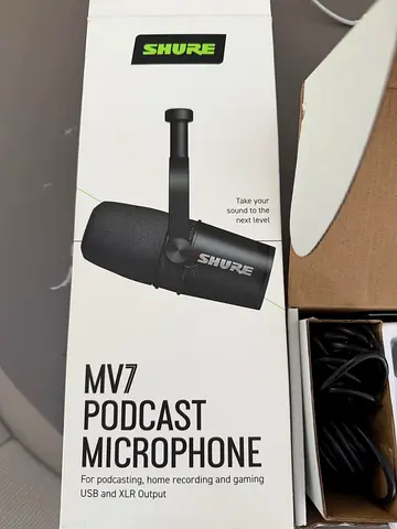 2 microphone Shure MV7 Podcast - USB/XLR (Like New, Boxed)