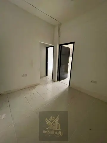 غرفة وصالة عزاب في البوطينة قريب من نستو وقريبة من جميع الخدمات بدون مكيف تأمين شيك لا يصرف الدفع 4 أو 6 دفعات