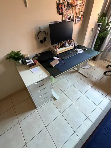 Modern white office desk - good condition