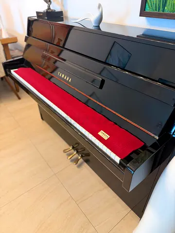 Yamaha U1J PE، Upright Piano in polished Ebony Amazing Condition