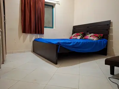 Dark wood queen bed 180×200- good condition
