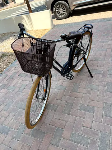 City commuter bicycle with front basket and rear rack - excellent condition