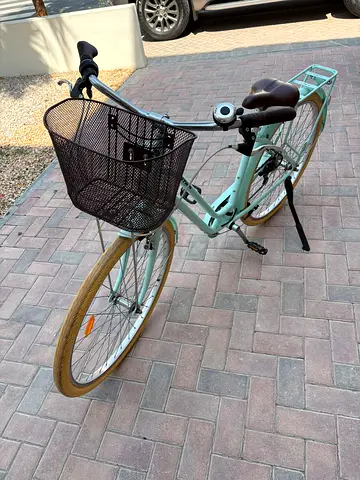 Lightweight City Cruiser Bike with Front Basket - Excellent Condition