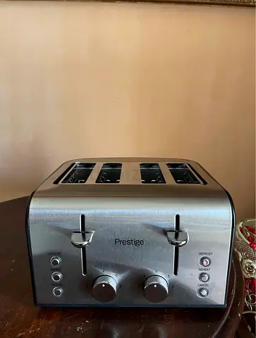 Prestige 4-slot bread toaster almost new