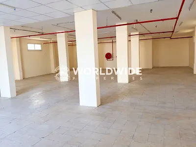 مستودع في الطابق الأرضي بمساحة 2200 قدم مربع متاح للإيجار – حالة ممتازة | منطقة الجرف الصناعية