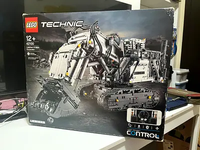 Minor Box Damage: LEGO Technic Liebherr R 9800 Excavator