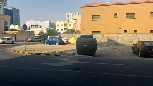 للبيع أرض كورنر سكنية بموقع متميز في منطقة الروضه 2