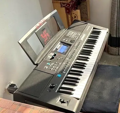 Yamah piano PSR -E473 for sell with stand