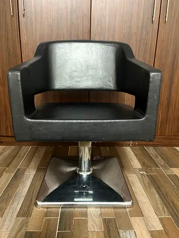 Black modern professional swivel salon chair with chrome base - good condition
