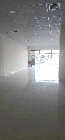 90 يومًا مجانًا بالقرب من محطة مترو الجداف. محل جديد للإيجار. مجهز بالكامل بتشطيبات فاخرة - ابدأ مشروعك اليوم