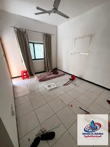 A studio in Al Majara featuring a balcony, privacy, and a location close to the sea. It includes a separate kitchen, built-in closets, and split air c