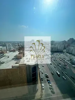 3 BHK near Emirates Markets: 2 free parkings, huge hall, 4 baths, 3 balconies, fitted kitchen, easy 