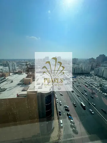 3 BHK near Emirates Markets: 2 free parkings, huge hall, 4 baths, 3 balconies, fitted kitchen, easy