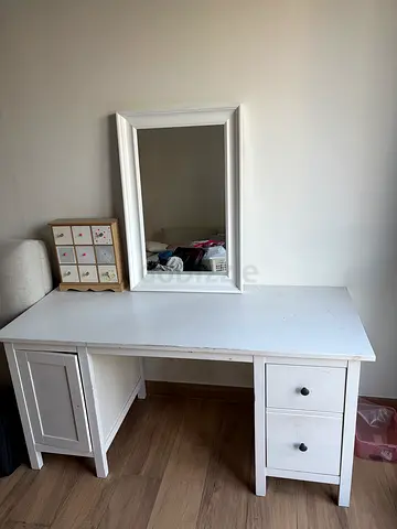 White Wooden Dressing Table with Mirror and Storage Drawers