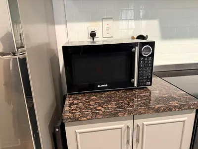 Alonsa countertop microwave - good working condition