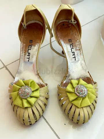 Eclat beige peep-toe heels with decorative rosettes, size unknown