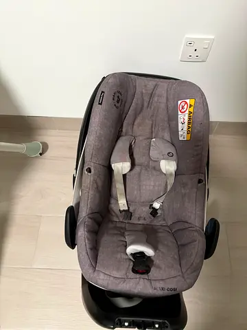 Maxi-Cosi carseat with isofix base - good condition