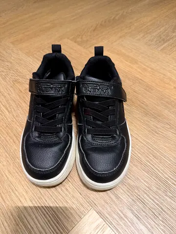 Black casual sneakers - lightly used size 31